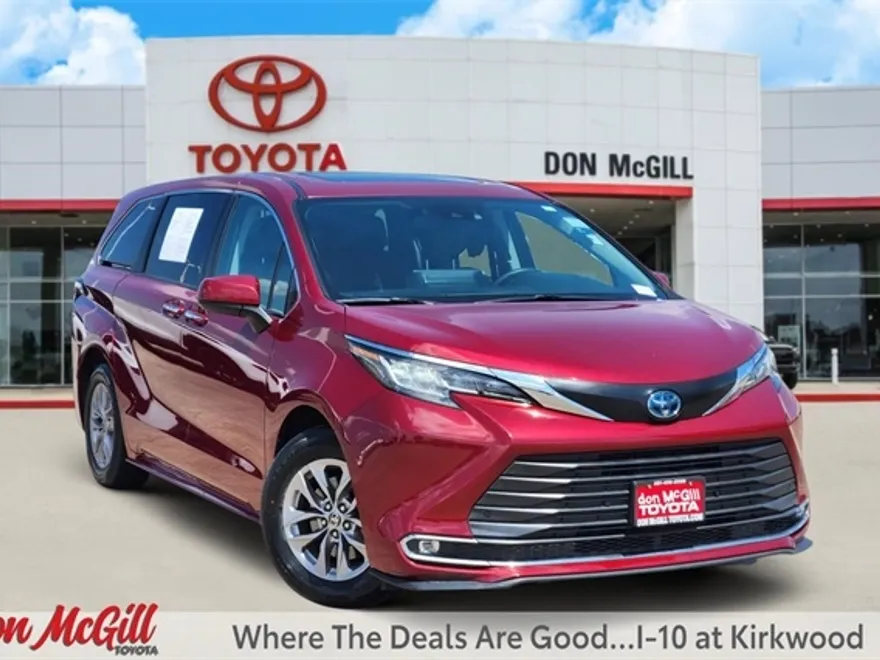 2022 Toyota Sienna XLE photo 1