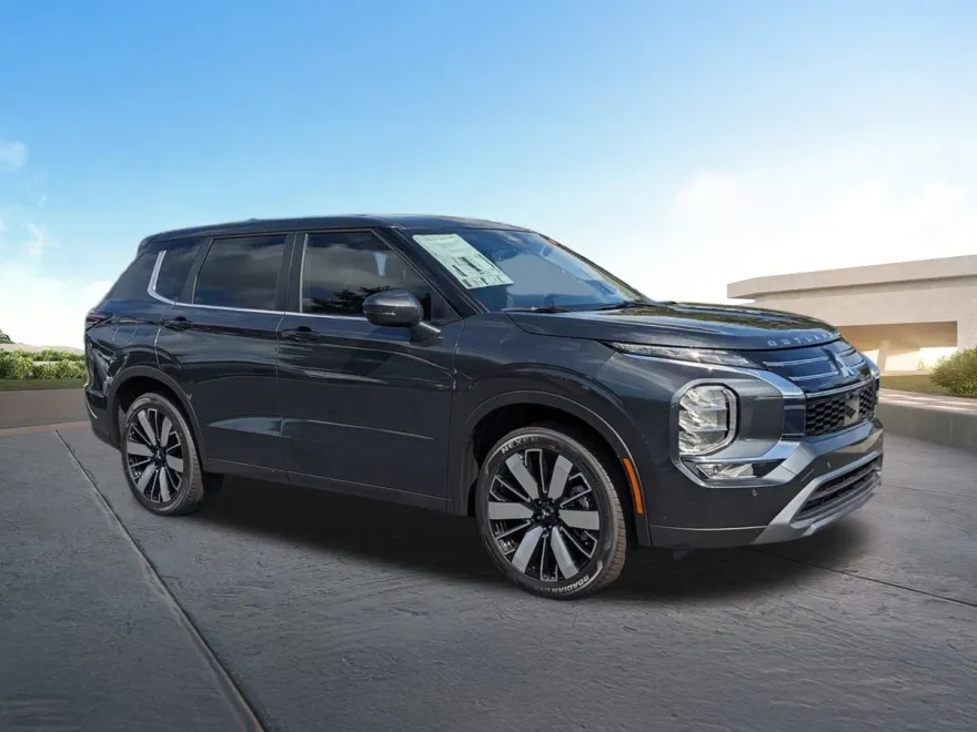 2025 Mitsubishi Outlander SE photo 1