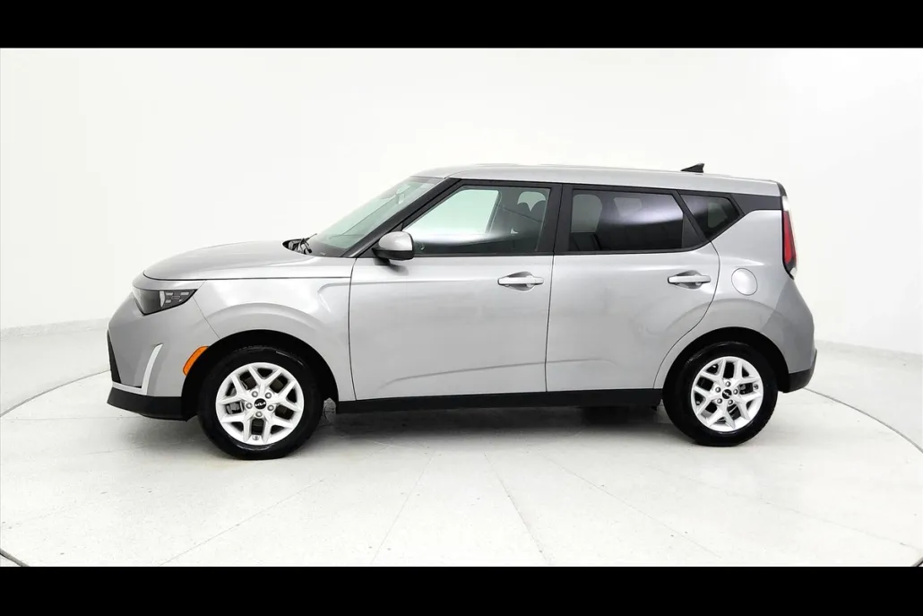 2023 Kia Soul LX photo 1
