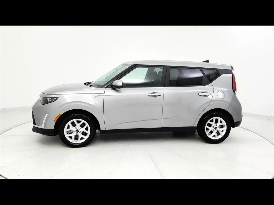 2023 Kia Soul LX photo 1