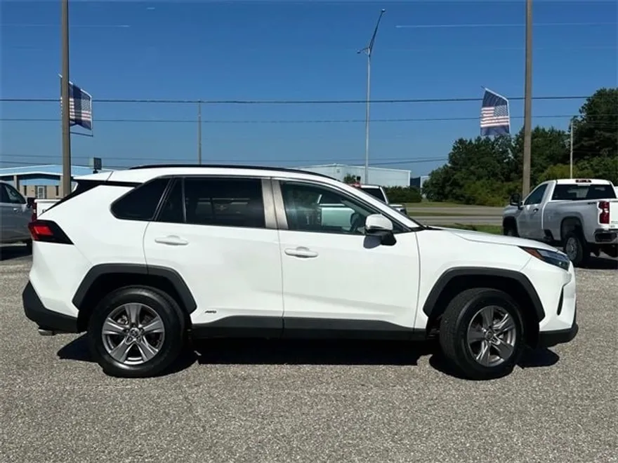 2022 Toyota RAV4 Hybrid XLE photo 1