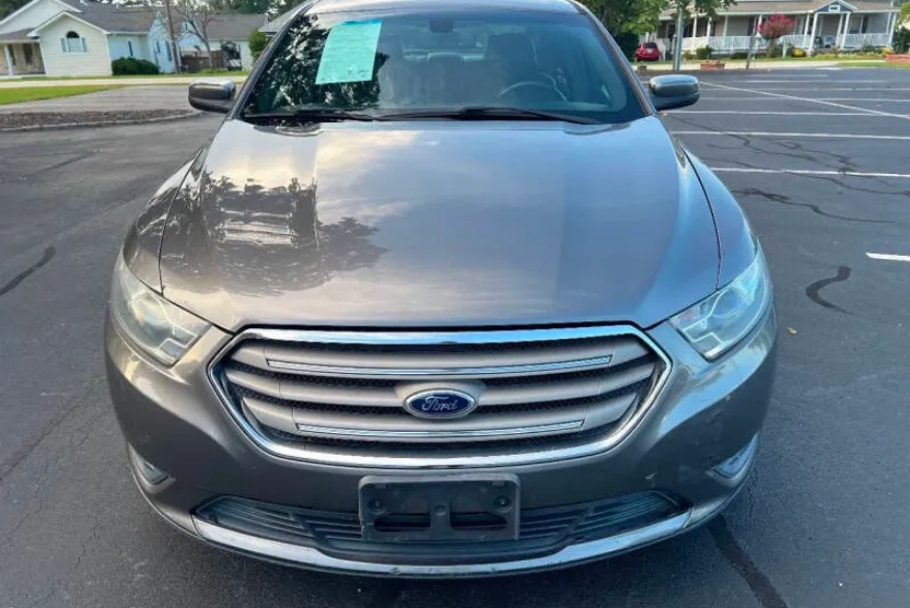 2013 Ford Taurus SEL photo 1