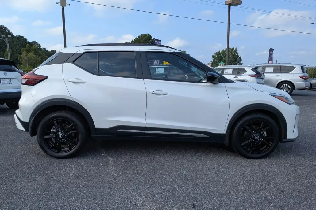 2023 Nissan Kicks SR photo 1
