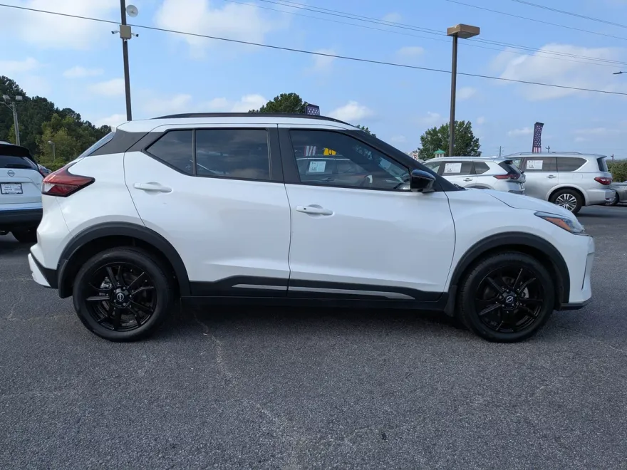 2023 Nissan Kicks SR photo 1