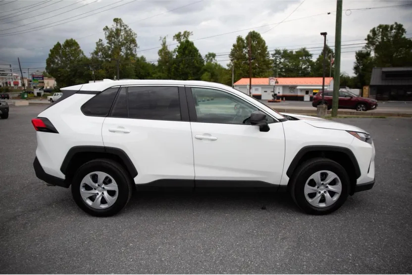 2024 Toyota RAV4 LE photo 1