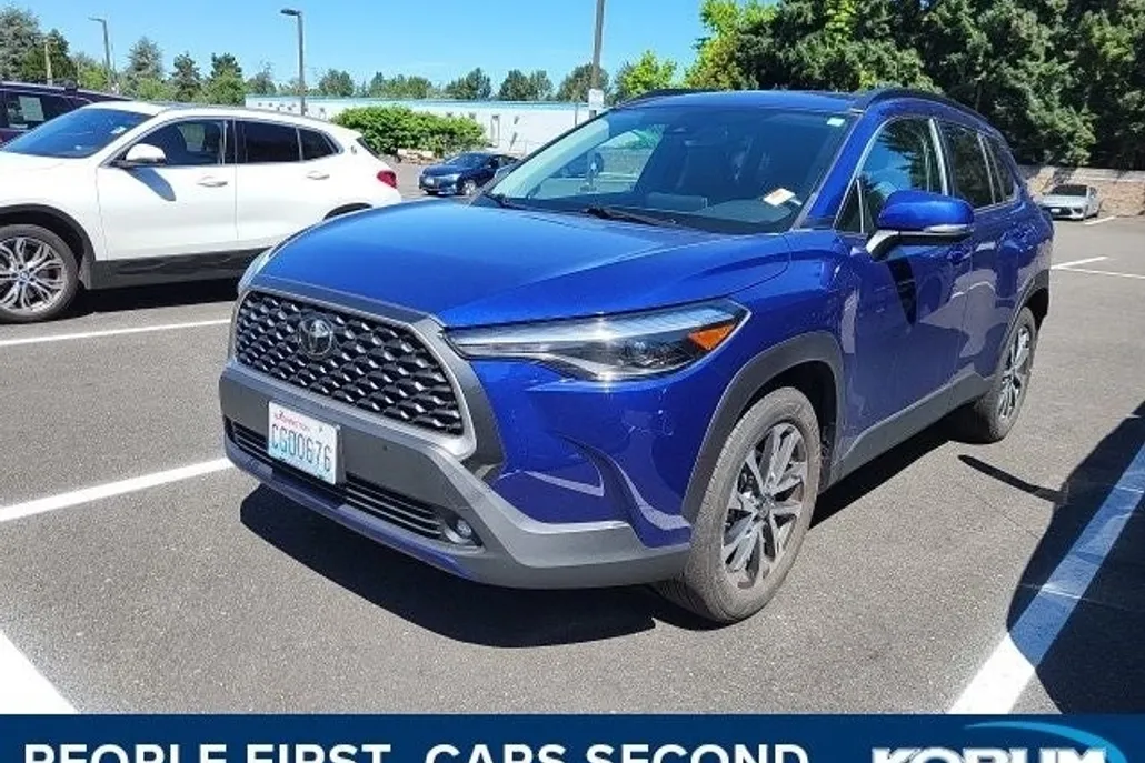 2022 Toyota Corolla Cross XLE photo 1