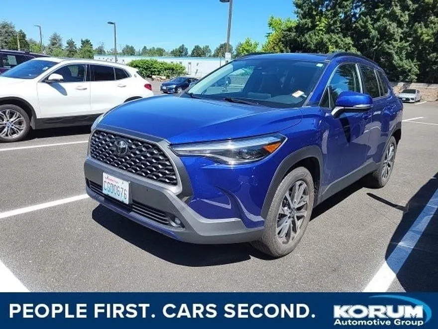 2022 Toyota Corolla Cross XLE photo 1
