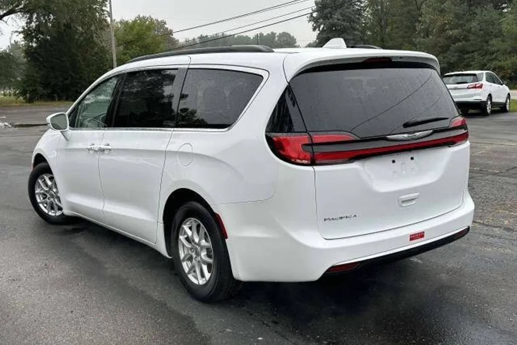 2022 Chrysler Pacifica Touring L photo 1