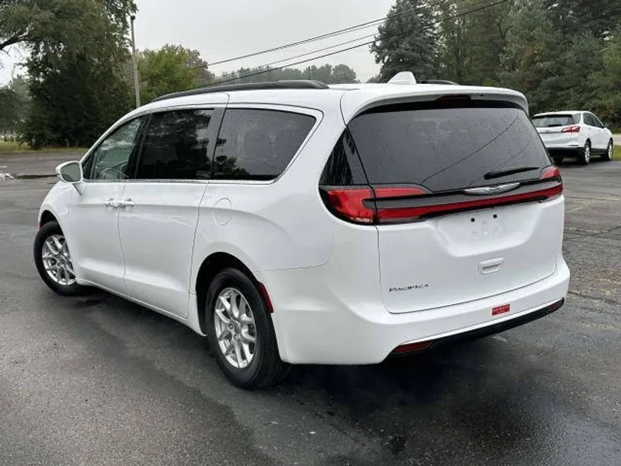 2022 Chrysler Pacifica Touring L photo 1