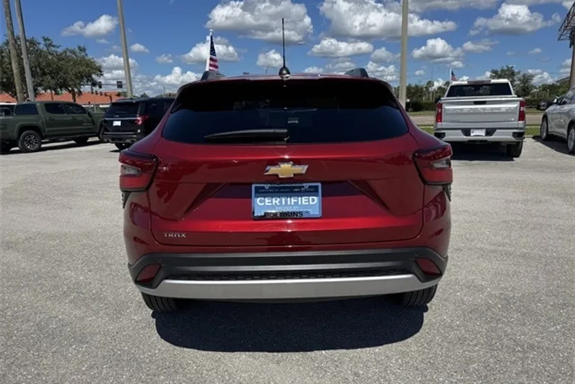2025 Chevrolet Trax LT photo 1