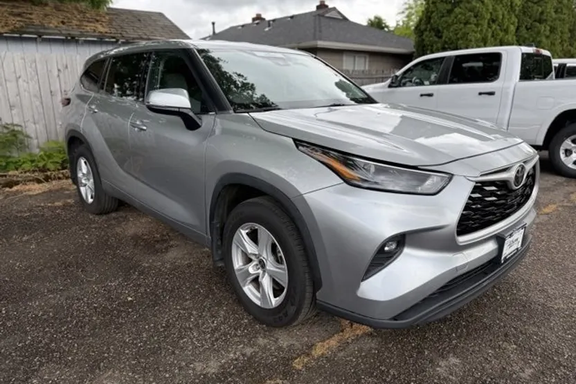 2022 Toyota Highlander LE photo 1