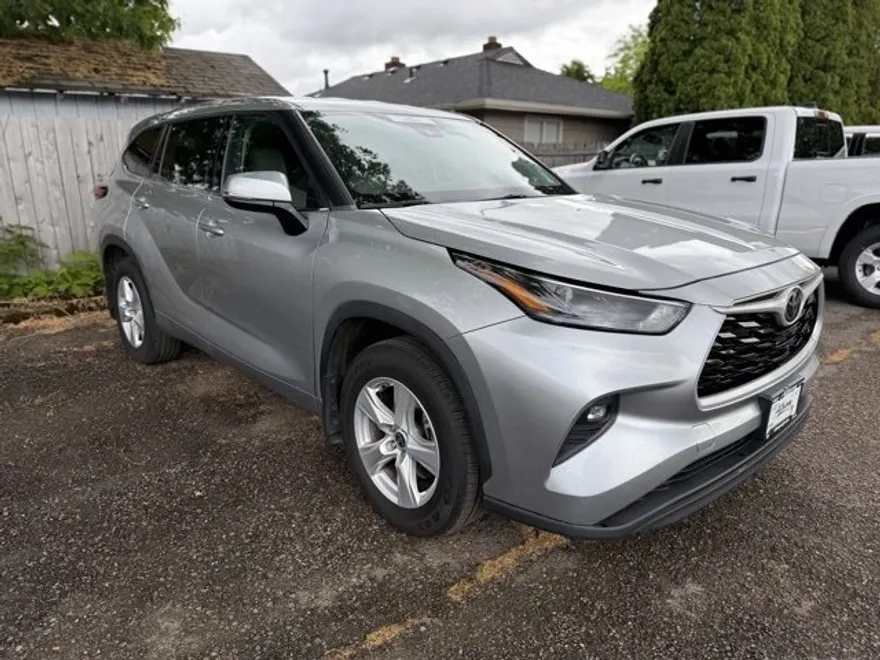 2022 Toyota Highlander LE photo 1