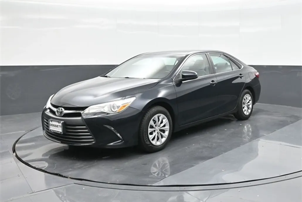2016 Toyota Camry LE photo 1