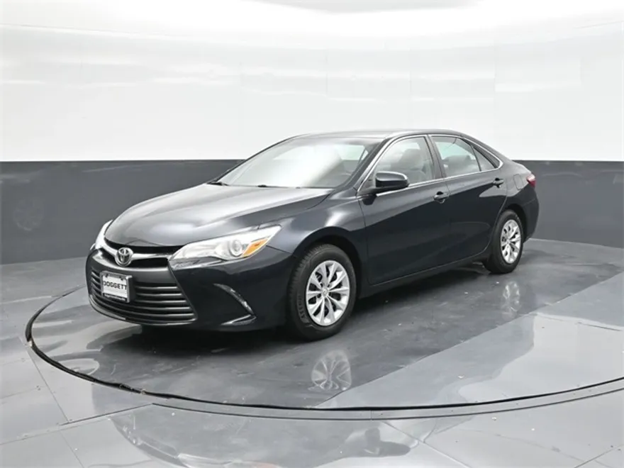 2016 Toyota Camry LE photo 1