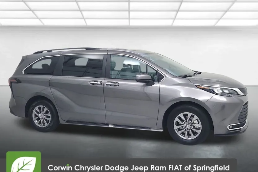 2024 Toyota Sienna XLE photo 1