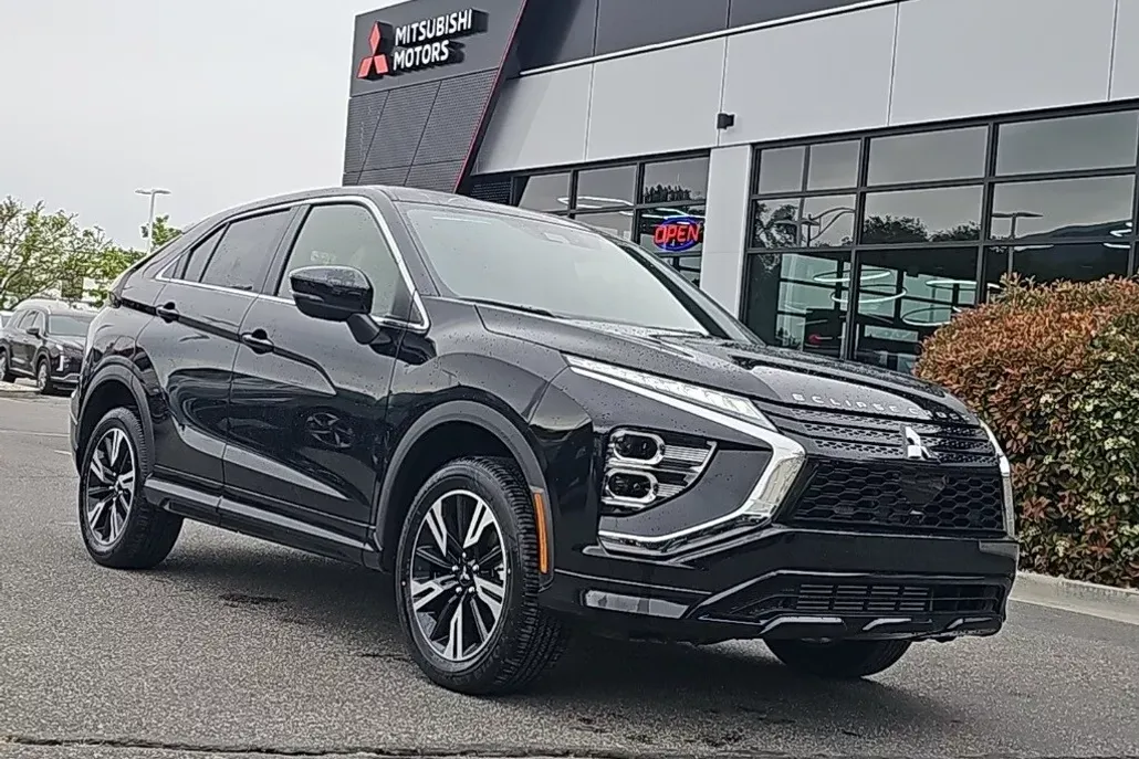 2025 Mitsubishi Eclipse Cross LE photo 1