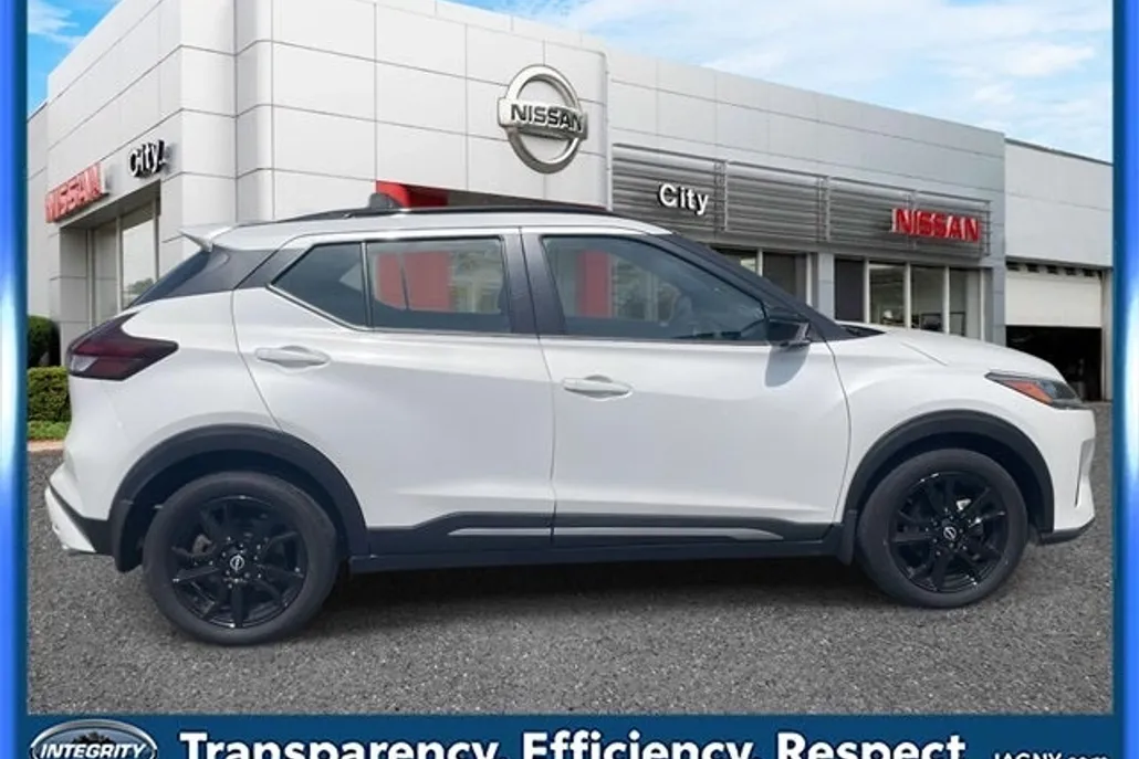 2022 Nissan Kicks SR photo 1