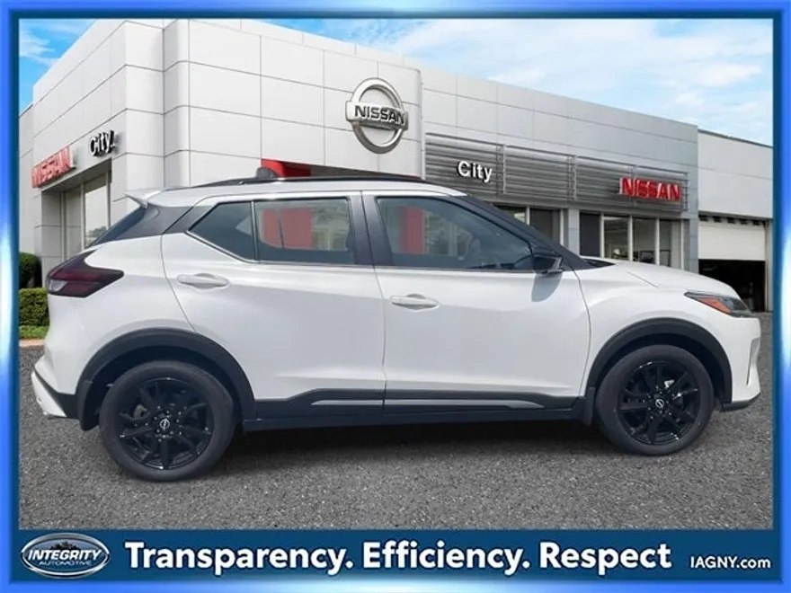 2022 Nissan Kicks SR photo 1