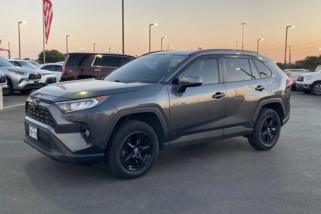 2020 Toyota RAV4 XLE photo 1