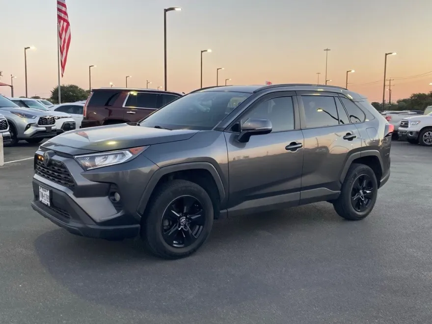 2020 Toyota RAV4 XLE photo 1
