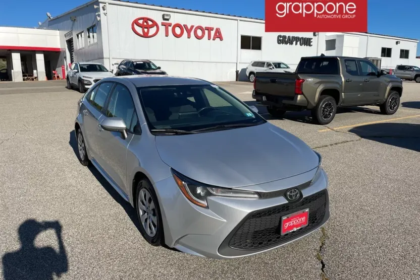 2021 Toyota Corolla LE photo 1