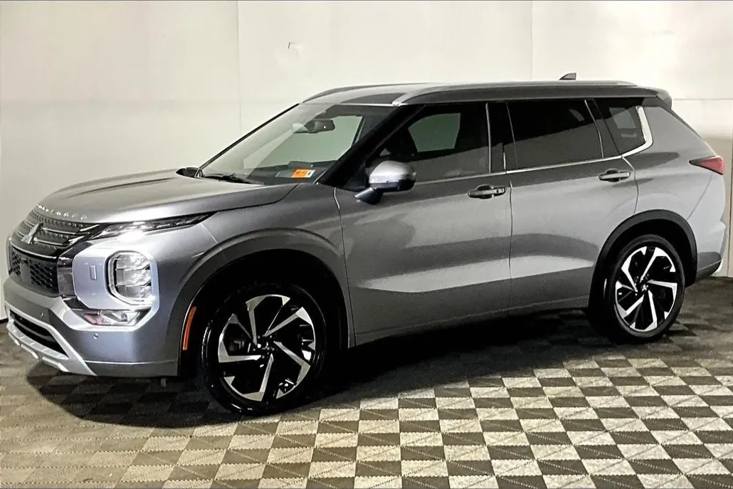 2022 Mitsubishi Outlander SEL photo 1