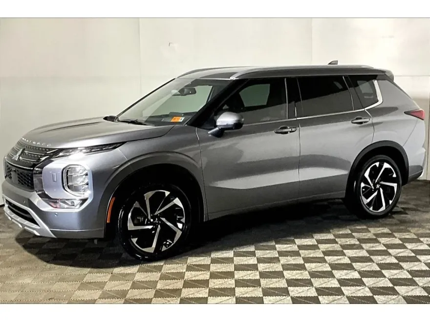 2022 Mitsubishi Outlander SEL photo 1