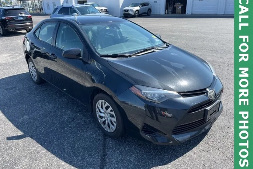 2017 Toyota Corolla LE photo 1
