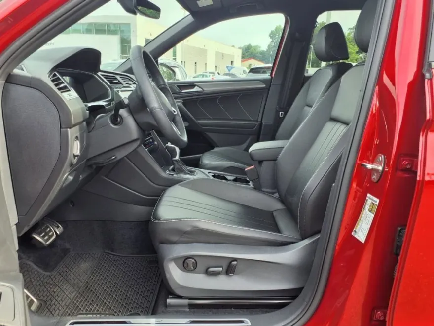 2024 Volkswagen Tiguan SE R-Line Black photo 1