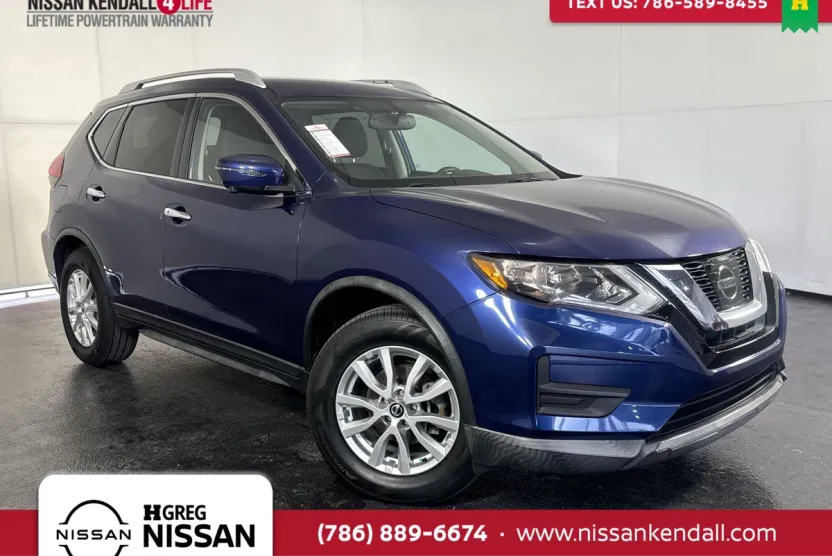 2017 Nissan Rogue SV photo 1