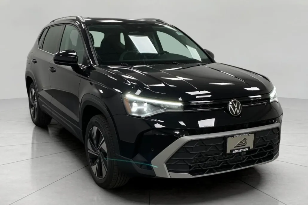 2025 Volkswagen Taos SE photo 1