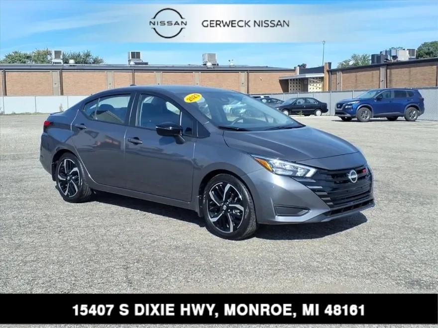 2023 Nissan Versa SR photo 1