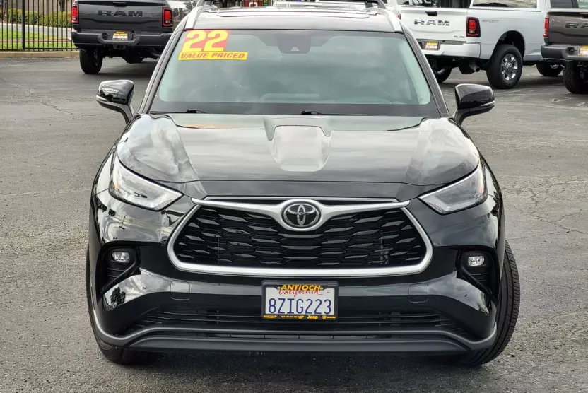 2022 Toyota Highlander XLE photo 1