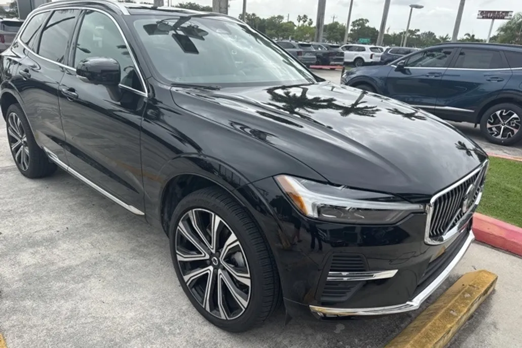 2023 Volvo XC60 B5 Ultimate photo 1