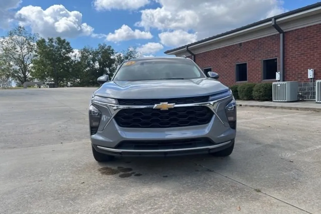 2024 Chevrolet Trax LT photo 1