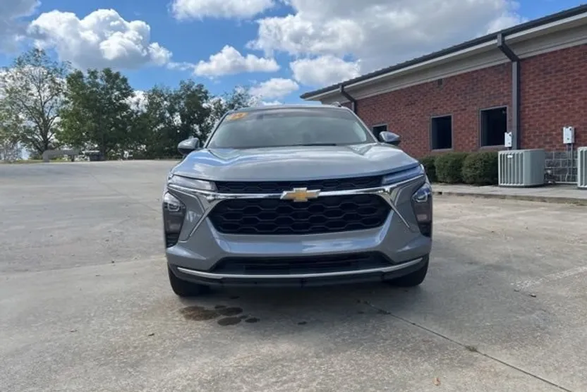 2024 Chevrolet Trax LT photo 1