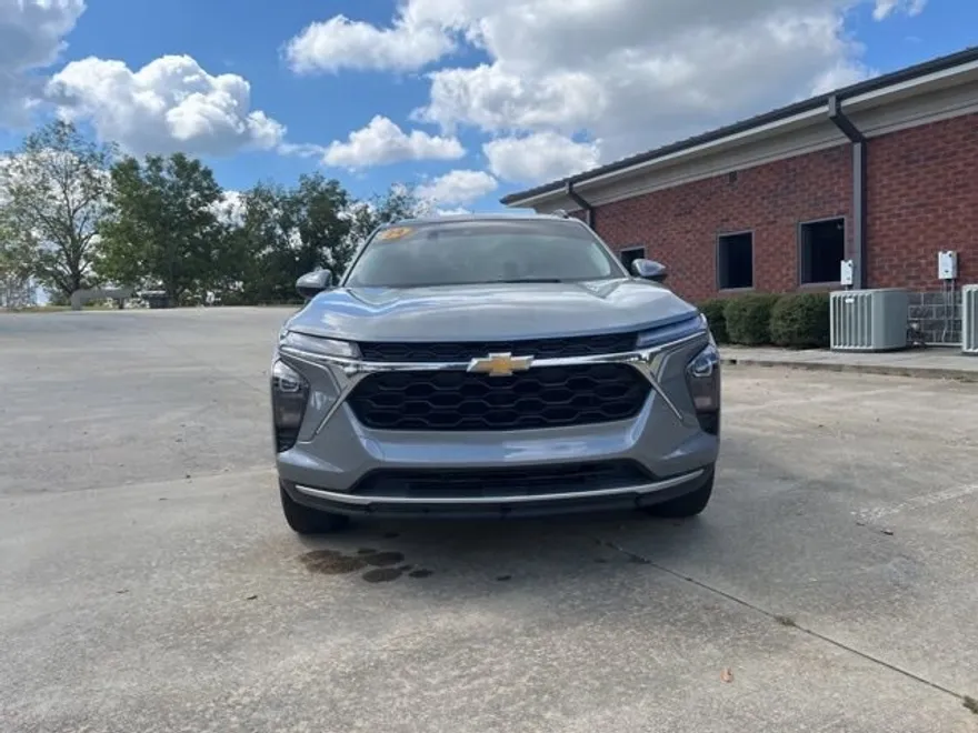 2024 Chevrolet Trax LT photo 1