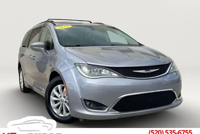2017 Chrysler Pacifica Touring L photo 1