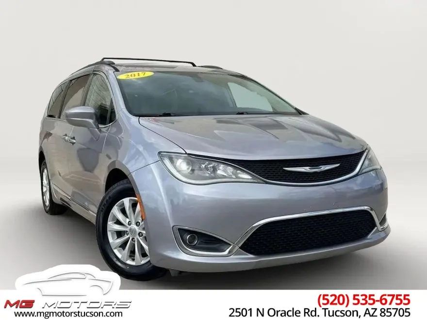 2017 Chrysler Pacifica Touring L photo 1