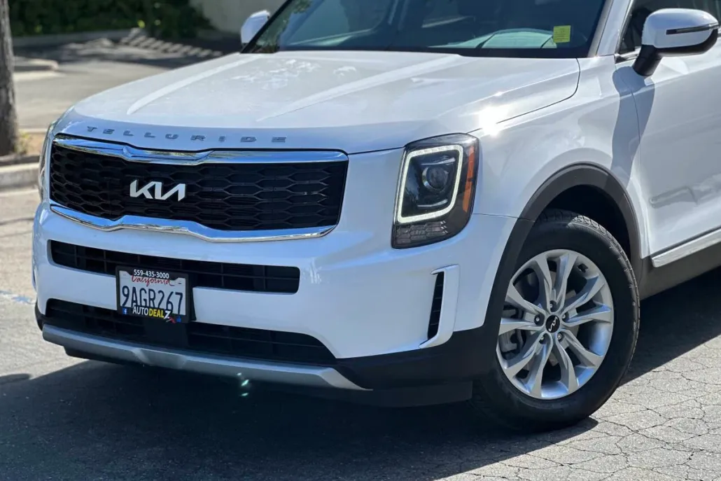 2022 Kia Telluride LX photo 1