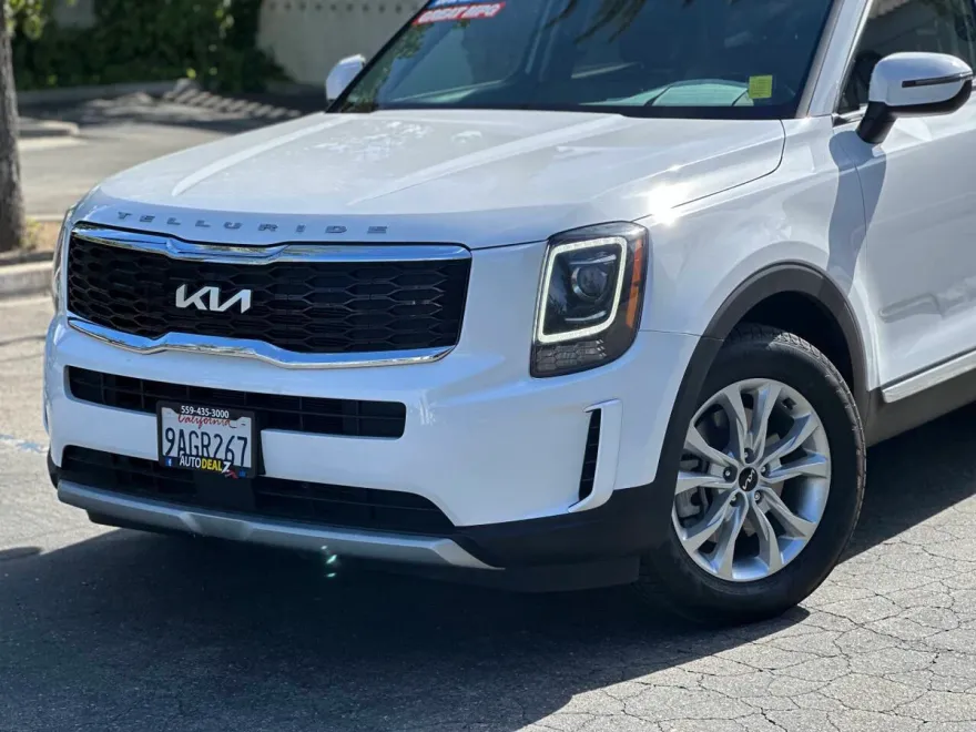 2022 Kia Telluride LX photo 1