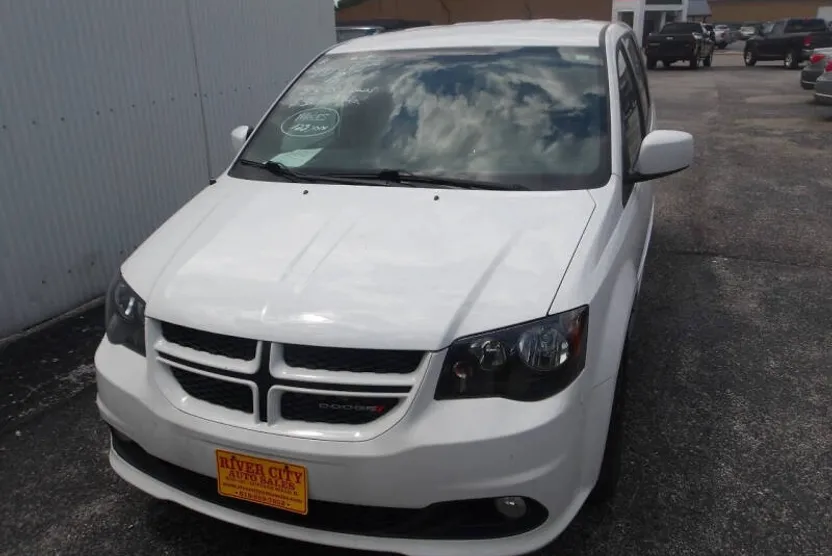 2016 Dodge Grand Caravan R/T photo 1