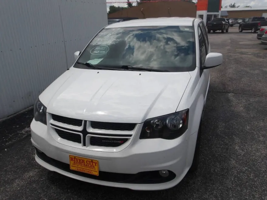 2016 Dodge Grand Caravan R/T photo 1