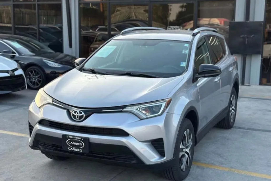 2016 Toyota RAV4 LE photo 1