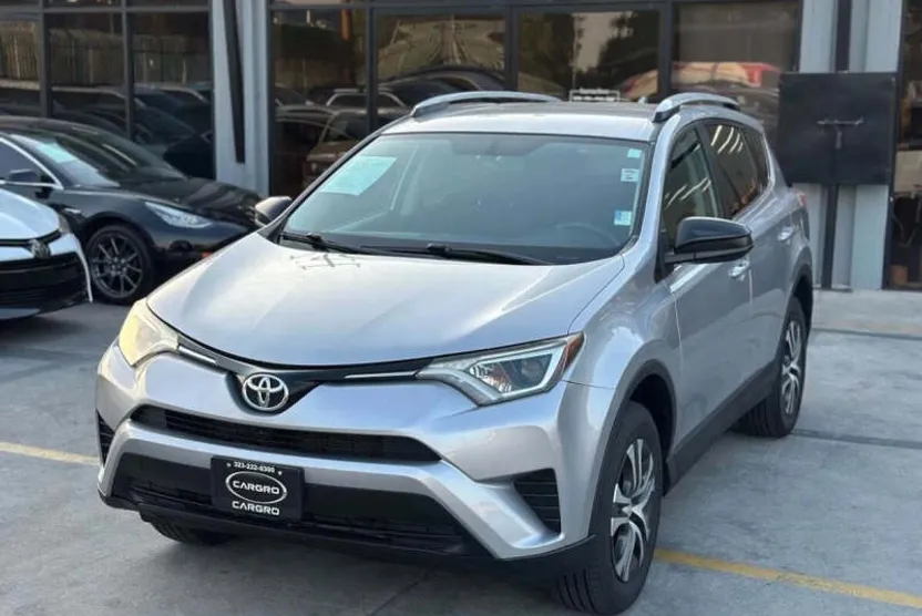 2016 Toyota RAV4 LE photo 1