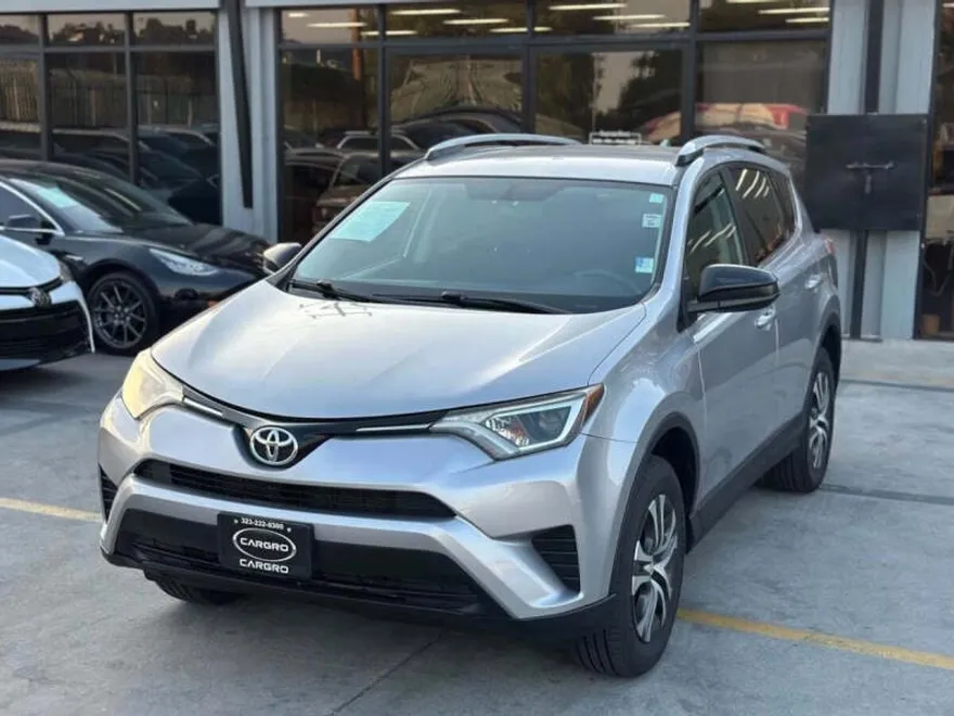 2016 Toyota RAV4 LE photo 1