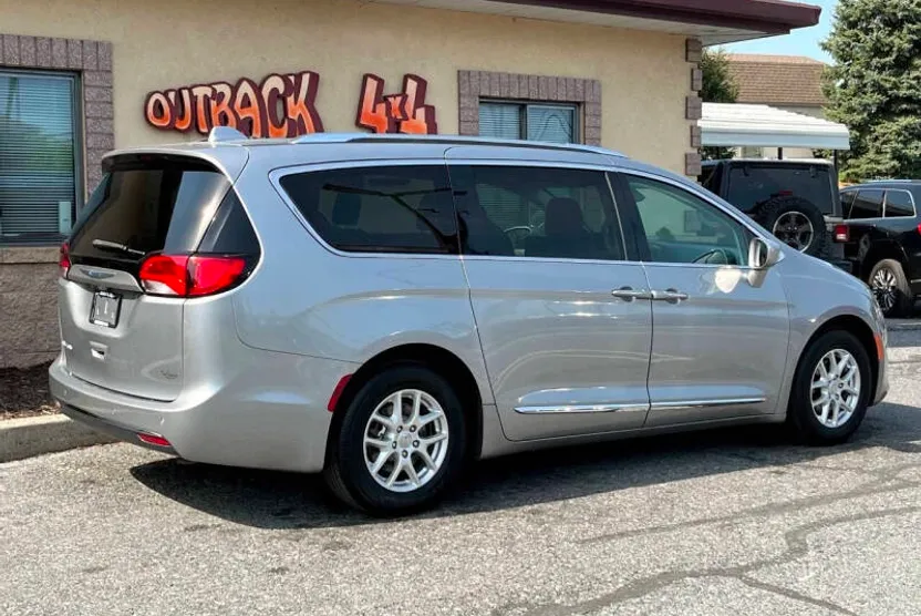 2020 Chrysler Pacifica Touring L photo 1