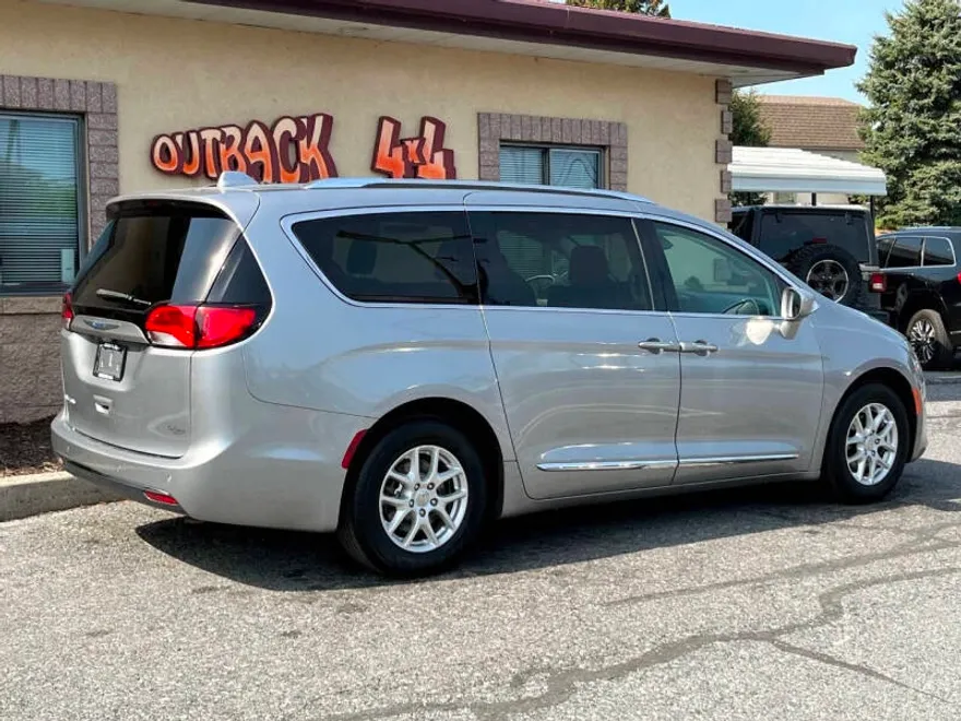 2020 Chrysler Pacifica Touring L photo 1