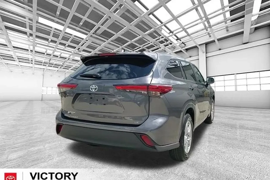 2023 Toyota Highlander LE photo 1