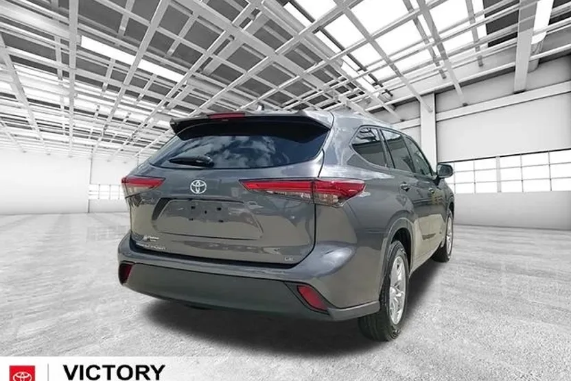 2023 Toyota Highlander LE photo 1